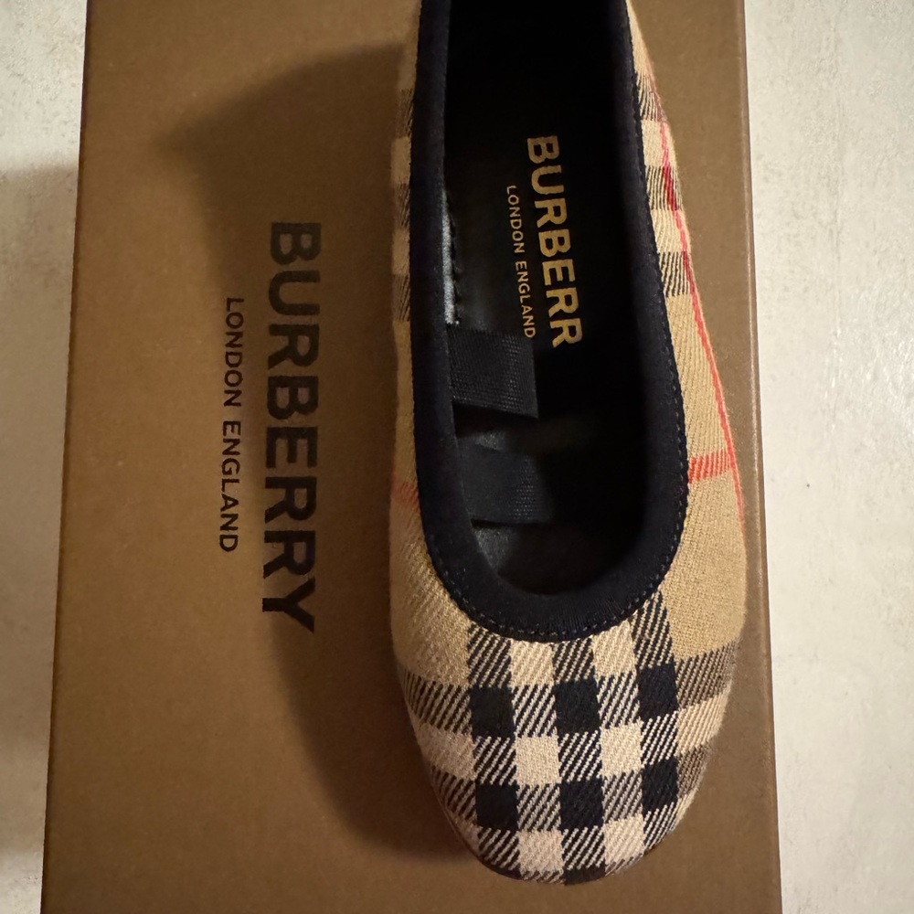 Burberry like new size 23, used once for one specific!